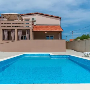 Apartament Krzak, Nin
